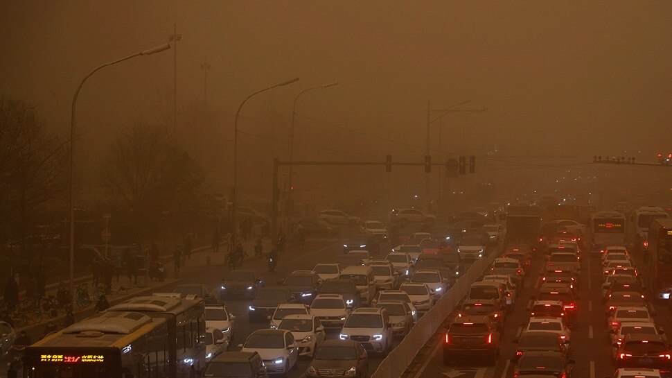 अचानक पीली पड़ गई चीन की राजधानी बीजिंग, 400 उड़ानें रद्द, 300 से ज्यादा लोग लापता