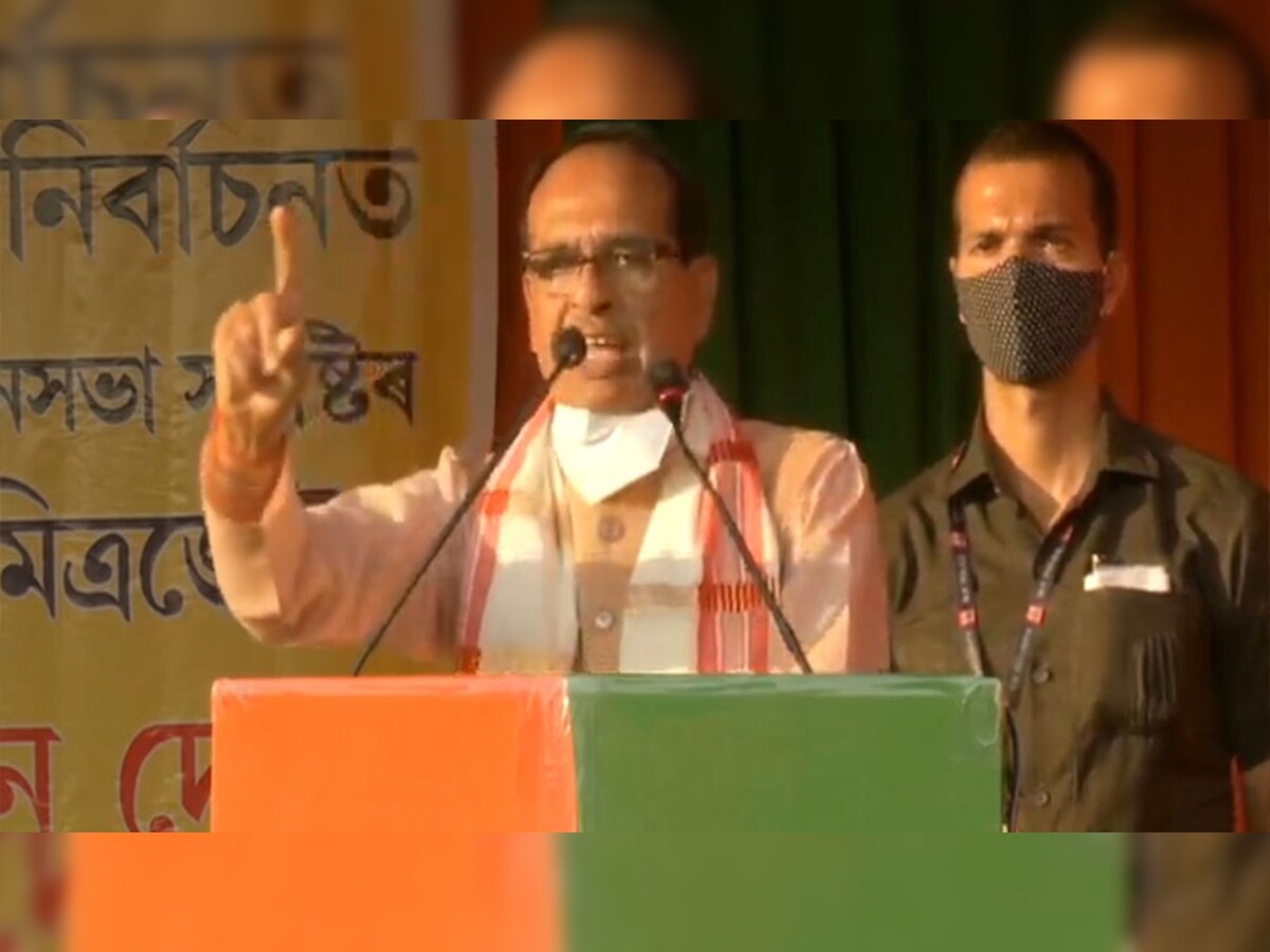 असम में चुनावी जनसभा को संबोधित करते मध्य प्रदेश के मुख्यमंत्री शिवराज सिंह चौहान.