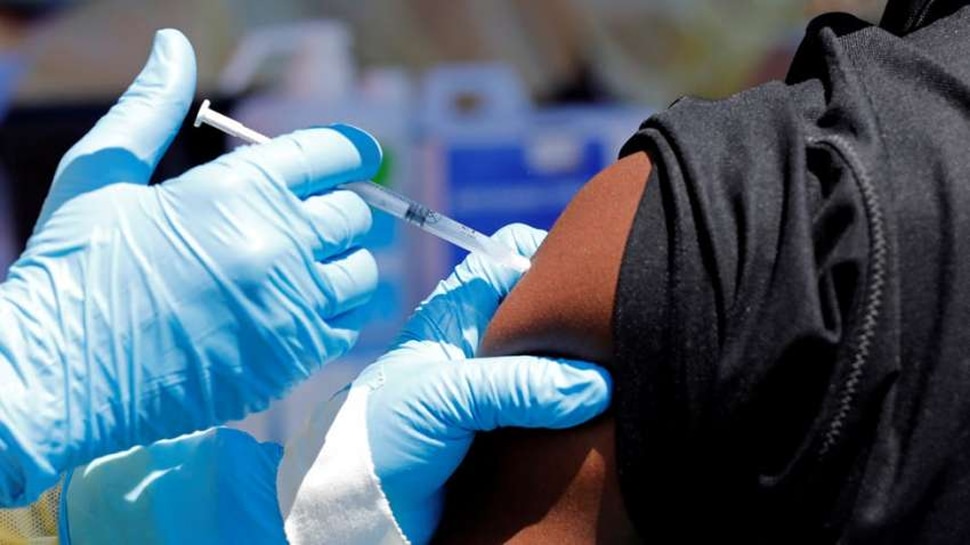 वैक्सीन से Blood Clot की शिकायतों के बीच, कई और देशों ने लगाई AstraZeneca के इस्तेमाल पर अस्थायी रोक