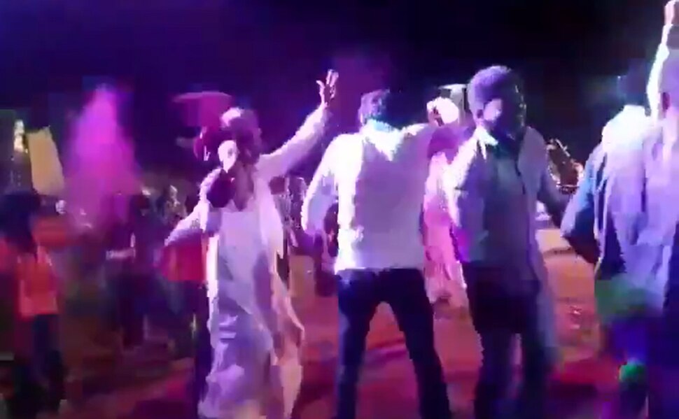 डीजे की धुन पर मस्ती से नाच रहे थे बुजुर्ग चाचा, फिर हुआ कुछ ऐसा कि भागने पर हो गए मजबूर