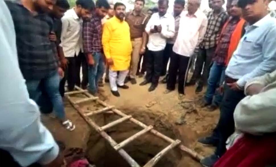 आगरा: शौचालय के गड्ढे में गिरने से 3 सगे भाइयों समेत 5 की मौत, जानिए पूरा मामला