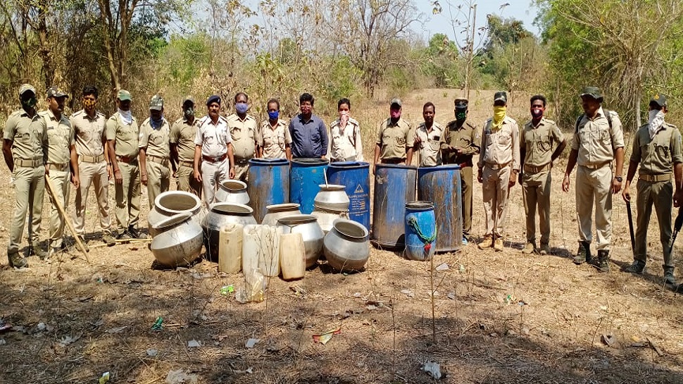 ନିର୍ଭିକ ଅବକାରୀ ବିଭାଗ; ଗୁଳିମାଡ ପରେ ବି ନଷ୍ଟ କଲା ଦେଶୀ ମଦ ନିର୍ଭିକ ଅବକାରୀ ବିଭାଗ; ଗୁଳିମାଡ ପରେ ବି ନଷ୍ଟ କଲା ଦେଶୀ ମଦ