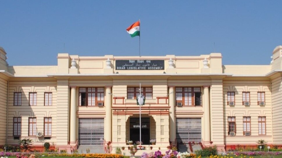 बिहार विधानसभा में सत्ता पक्ष-विपक्ष के बीच खानदान पर पहुंची बहस, जमकर हुआ हंगामा