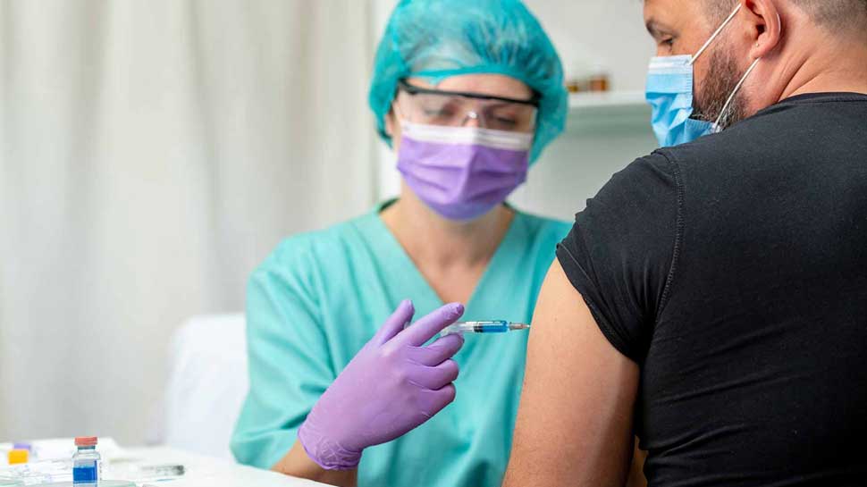 यूपी सरकार बना रही 18 से 45 साल के लोगों को Corona Vaccine देने की योजना, केंद्र को भेज रही प्रस्ताव