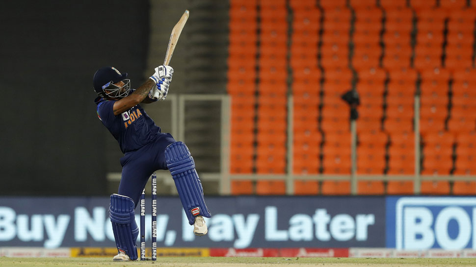 IND vs ENG: Suryakumar Yadav ने टी-20 इंटरनेशल करियर की पहली ही गेंद पर जड़ा सिक्स, फैंस ने यूं किया सलाम