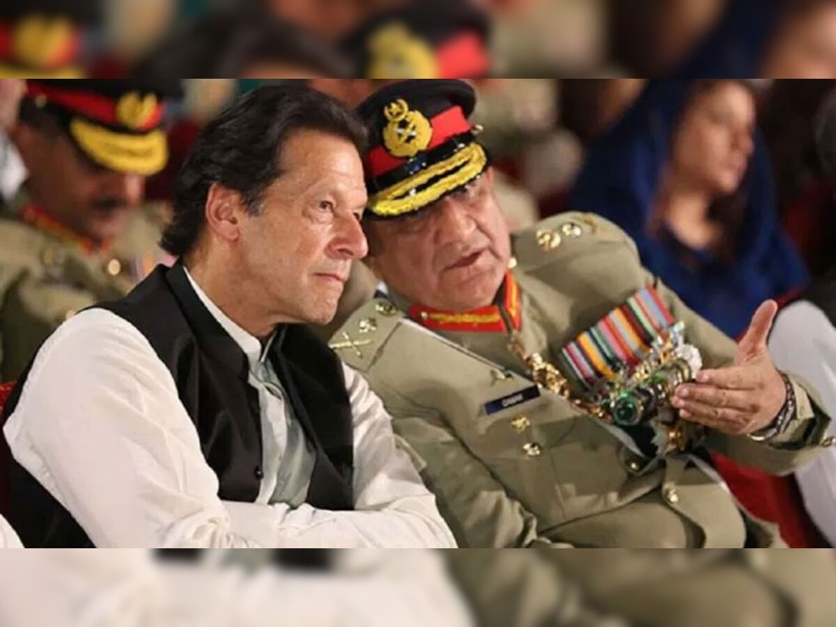 पाकिस्तान के प्रधानमंत्री इमरान खान और आर्मी चीफ जनरल बाजवा (फाइल फोटो).
