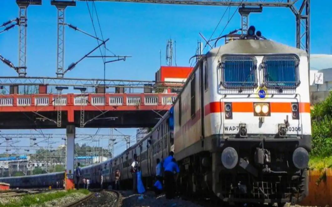 Indian Railway: होली के मौके पर रेलवे ने किया स्पेशल ट्रेनें चलाने का ऐलान