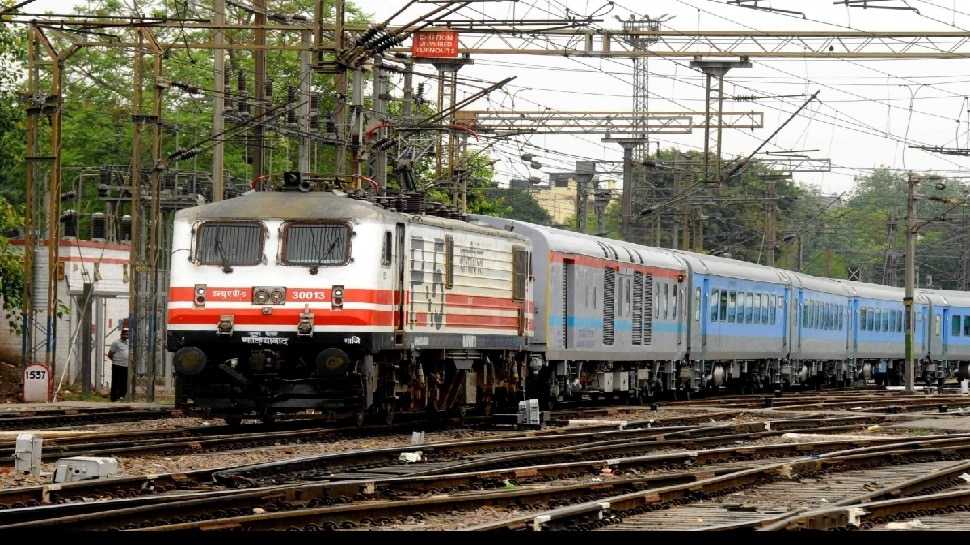 Indian Railways: होली पर यात्रियों को तोहफा, रेलवे ने किया 18 जोड़ी Holi Special ट्रेनों का ऐलान