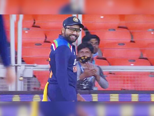 मैच हारने के डर से आखिरी ओवरों में रोहित को कप्तानी सौंप बाहर चले गए थे विराट? जानें