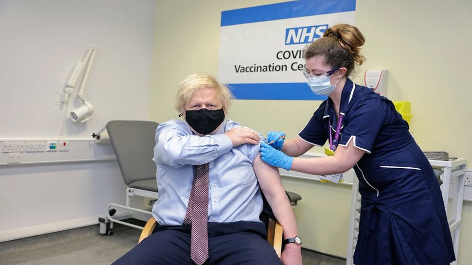 ब्रिटेन के प्रधानमंत्री Boris Johnson ने AstraZeneca की Vaccine लगवाई, ताकि दूर किया जा सके लोगों का डर