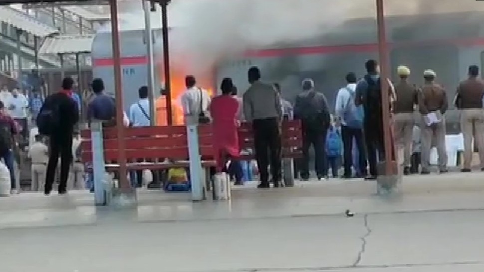 Delhi Lucknow Shatabdi Express की बोगी में लगी आग, सभी यात्री सुरक्षित