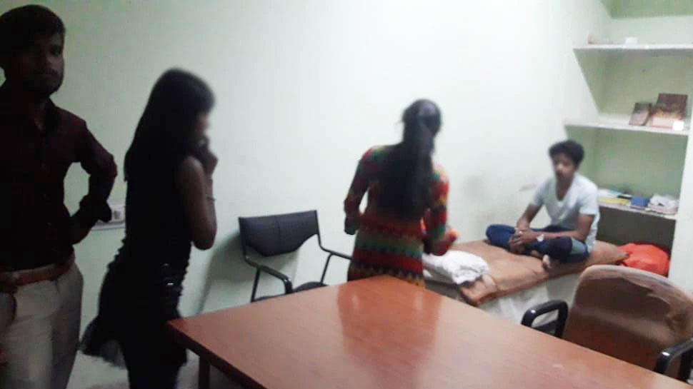 Viral News: Indore की Mortuary में लड़कियों के साथ कर रहे थे 'गलत काम', 2 कर्मचारी बर्खास्त