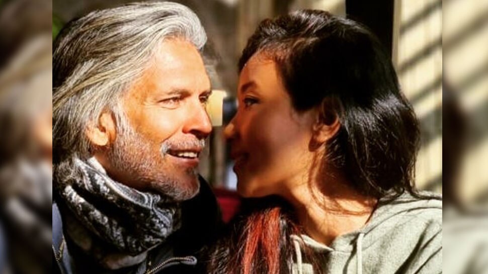 Milind Soman ने पत्नी Ankita Konwar से जताया प्यार, VIRAL हुई लिपलॉक PHOTO