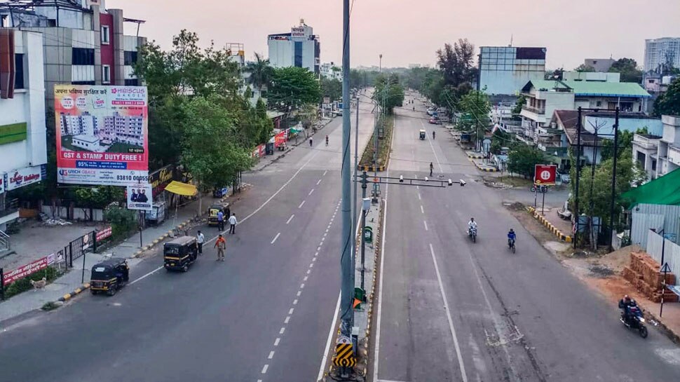 Coronavirus ने बढ़ाई पाबंदियां, कई शहरों में लॉकडाउन लागू; स्कूल-कॉलेज भी बंद
