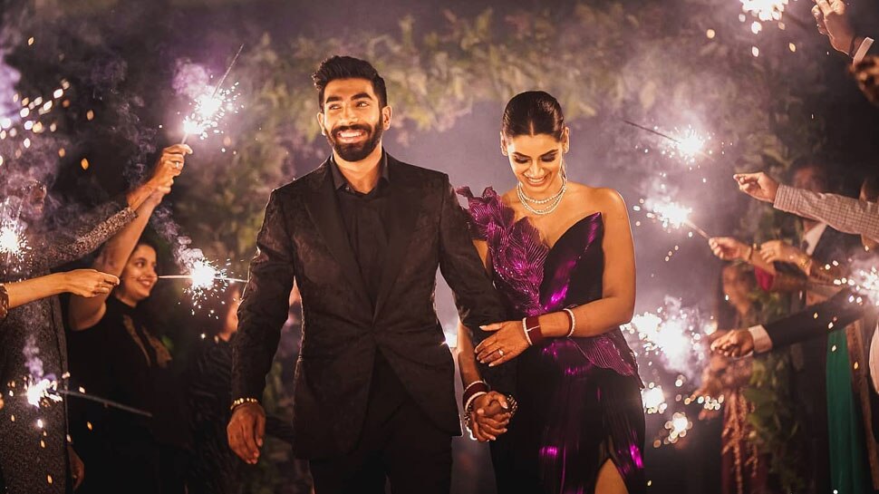 Jasprit Bumrah ने Sanjana Ganesan के साथ Wedding Reception की फोटो शेयर की, पुराने ट्वीट को लेकर हुए ट्रोल