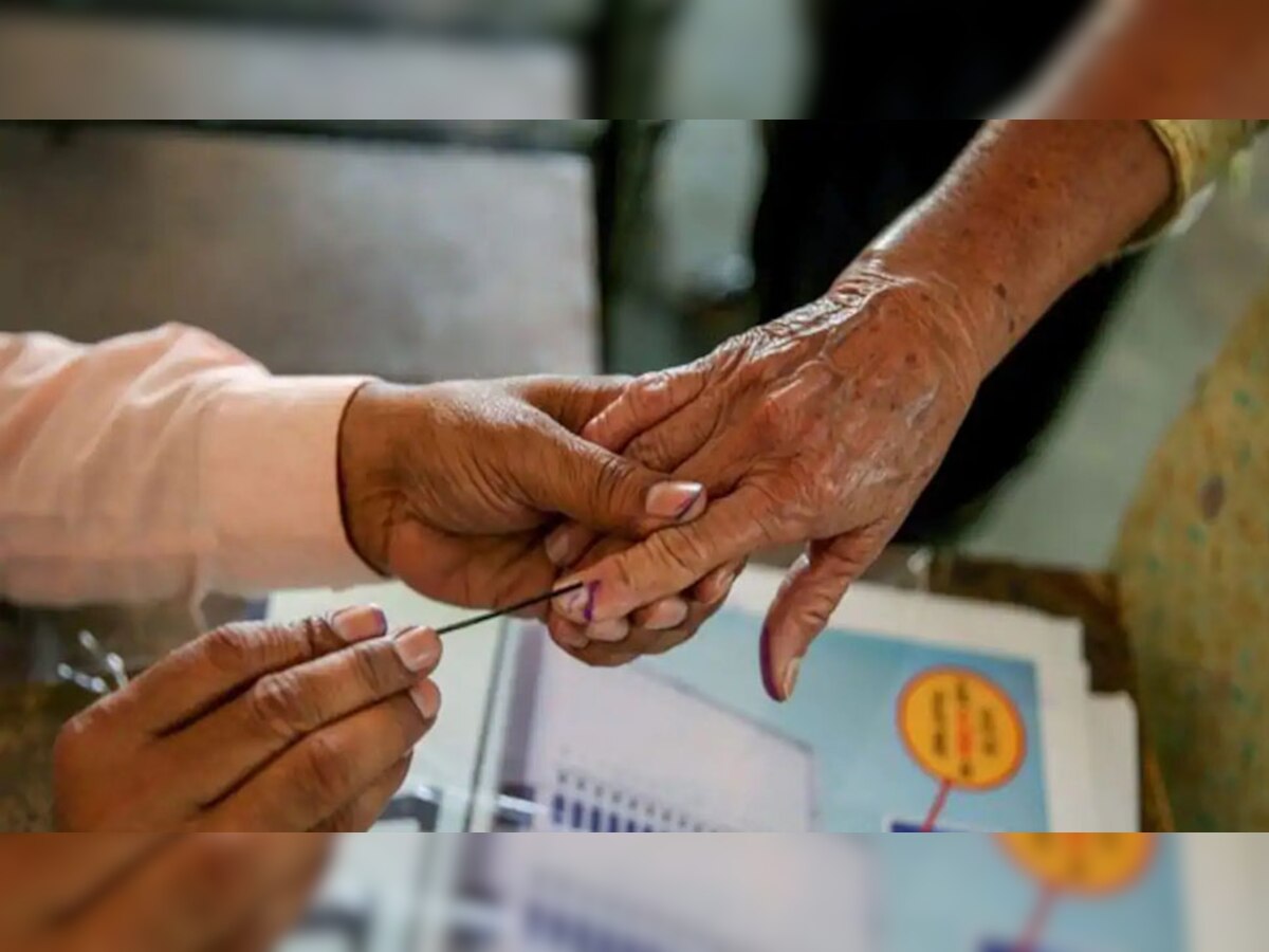 चुनाव में वोट डालते लोग (फाइल फोटो)