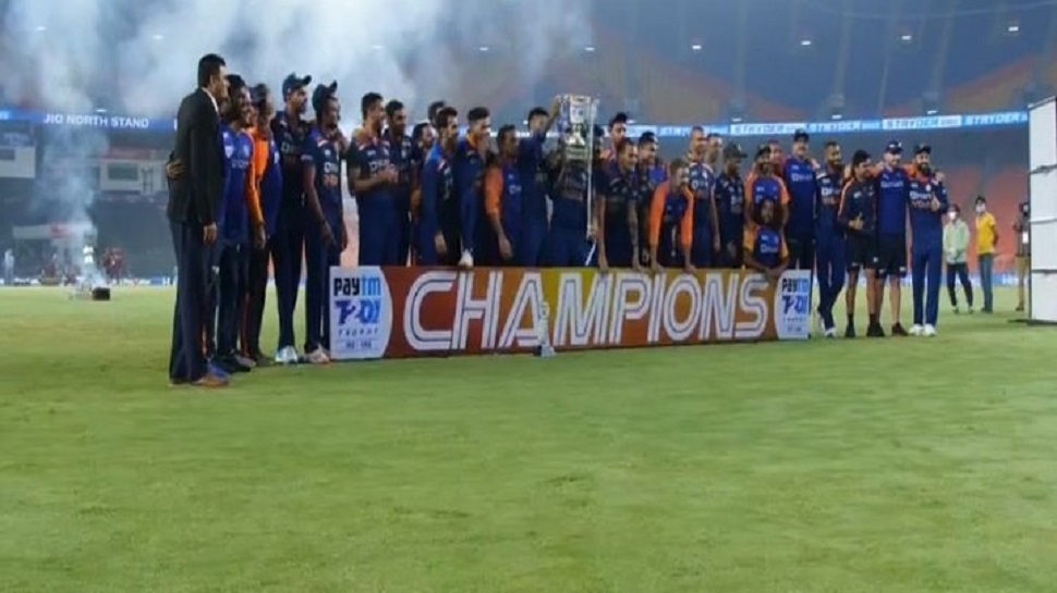 India vs England T20I: ଫାଇନାଲରେ ଚିତ୍ ଇଂଲଣ୍ଡ, ୩-୨ରେ ସିରିଜ ଜିତିଲା ଘରୋଇ ଦଳ India vs England T20I: ଫାଇନାଲରେ ଚିତ୍ ଇଂଲଣ୍ଡ, ୩-୨ରେ ସିରିଜ ଜିତିଲା ଘରୋଇ ଦଳ