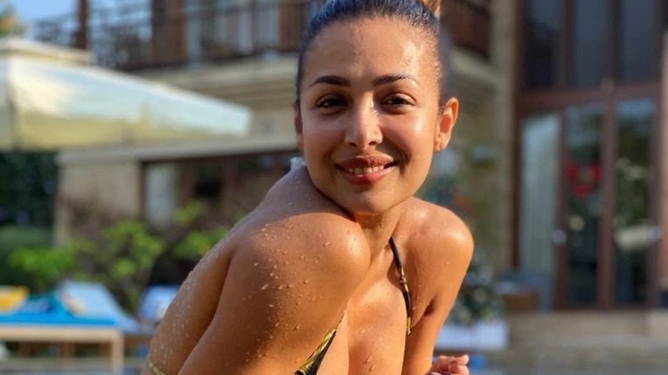 Malaika Arora ने शॉर्ट ड्रेस में पानी के बीच बैठकर दिया पोज, जरा दिल थामकर देखें PHOTO