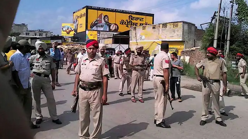 पंजाब: पुलिसकर्मियों पर तलवार से हुआ हमला, पुलिस की फायरिंग में दो निहंगों की मौत