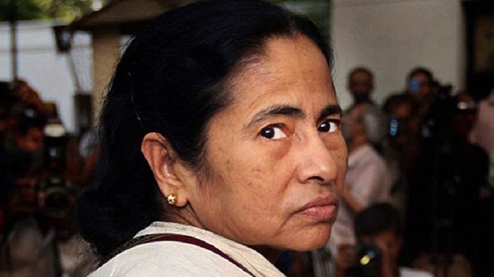 West Bengal Election 2021: ममता बनर्जी ने मंच से खुद को बता दिया मूर्ख, बोलीं- ‘गद्दार’ को पहचान नहीं पाई