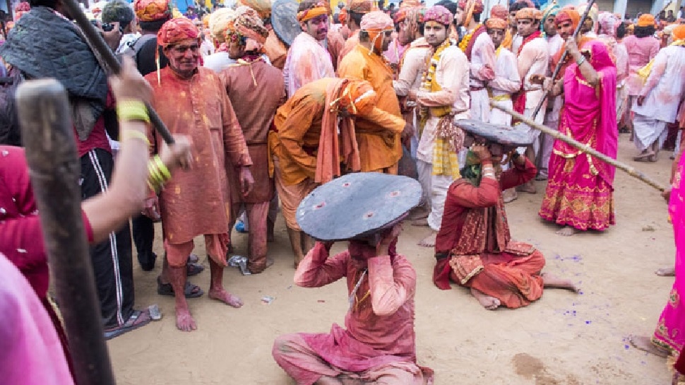 यहां की लट्ठमार होली में बरसता है प्रेम, जानिए दुनिया में क्यों मशूहर है ब्रज की होली!