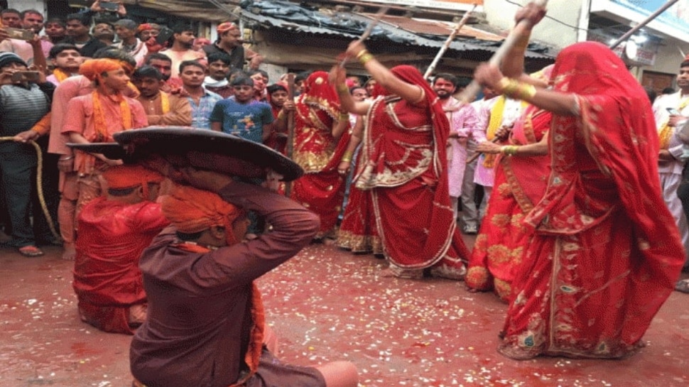 Lathmar Holi 2021: बरसाना में आज खेली जा रही लट्ठमार होली, कैसे शुरू हुई लाठियों से होली खेलने की परंपरा, जानें