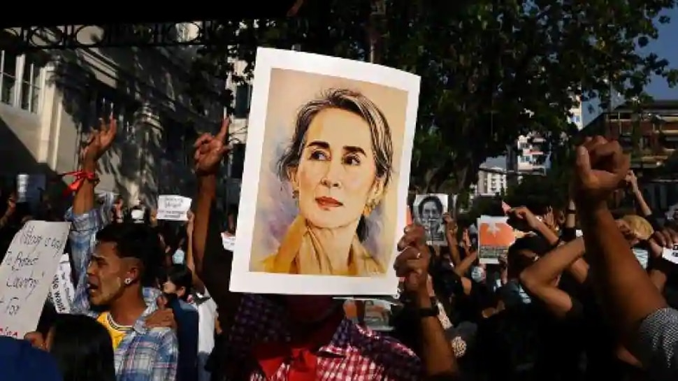 Myanmar: क्रूर सेना के खिलाफ जारी हैं प्रदर्शन, गाड़ियों के Horn बजाकर, पोस्टर लगाकर विरोध जता रहे Protesters