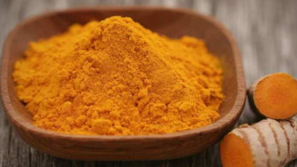 खून को पतला कर सकती है हल्दी turmeric side effects