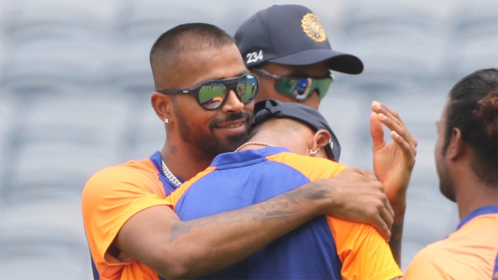 ODI में डेब्यू के मौके पर रो पड़े क्रुणाल पांड्या, हार्दिक ने कुछ यूं लगाया गले, देखिए VIDEO