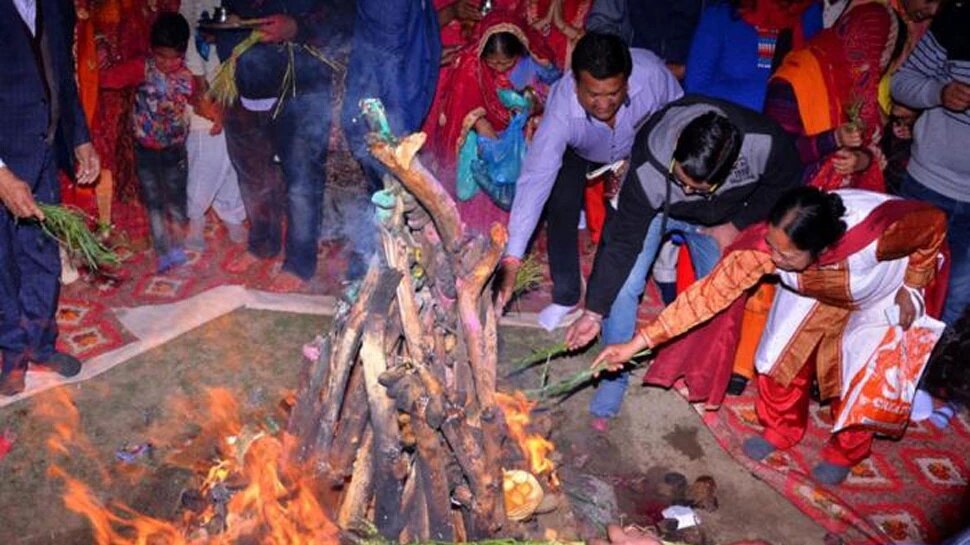 during holika dahan bonfire avoid wood from green trees instead use these things | Holika Dahan करें, लेकिन हरे पेड़ की लकड़ी से नहीं बल्कि इन चीजों को जलाएं | Hindi News, धर्म