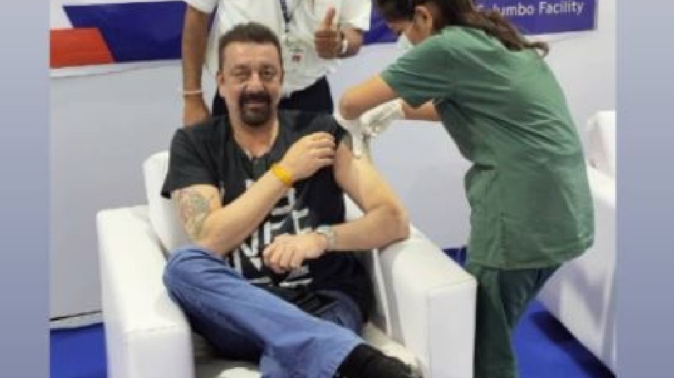 Sanjay Dutt ने पहले लिया भगवान का आशीर्वाद, फिर लगवाई कोरोना वैक्सीन