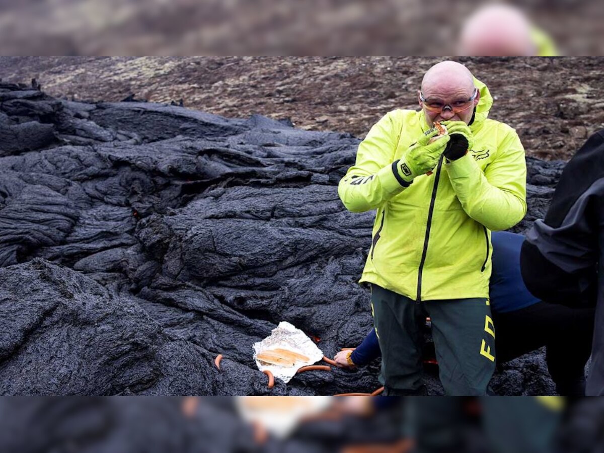 Iceland volcano, Mount Fagradalsfjall: वैज्ञानिकों ने ज्वालामुखी के गर्म लावे पर पकाकर खाया हॉट डॉग, वीडियो हुआ वायरल