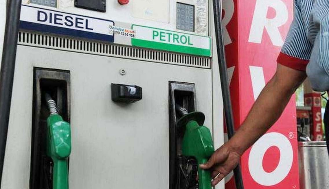 Petrol Price: पेट्रोल-डीजल की कीमतों में लगातार दूसरे दिन आई गिरावट, जानिए क्या है नए दाम