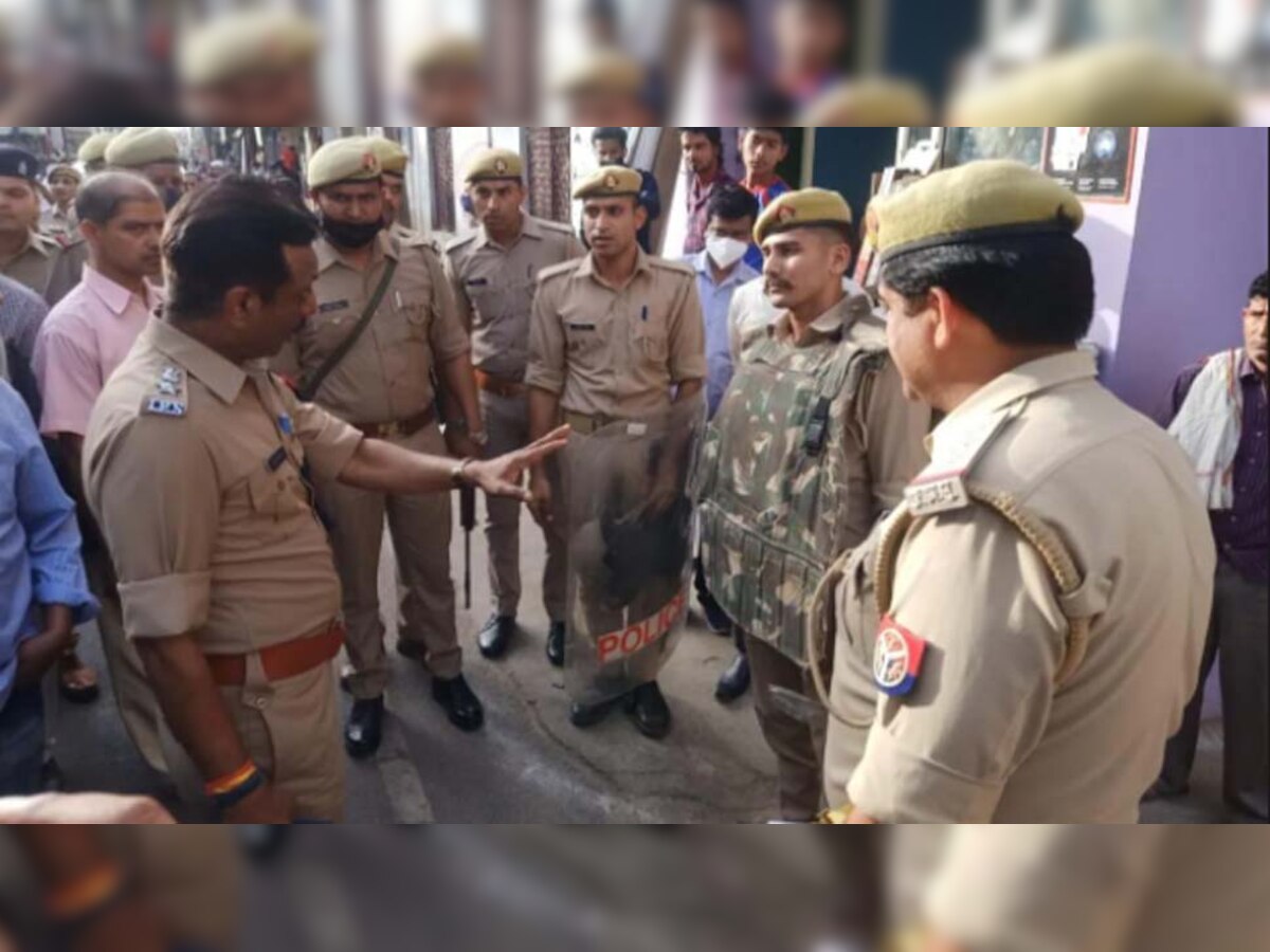 यूपी पुलिस ने 40 मस्जिदों को प्लास्टिक की शीट से ढका, जानिए वजह