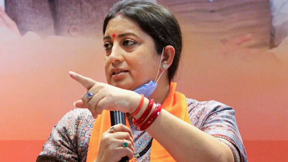 Tirath Singh Rawat के फटी जींस वाले बयान पर Smriti Irani ने दी प्रतिक्रिया, कहा- लोगों के कपड़ों से नेताओं का लेना-देना नहीं