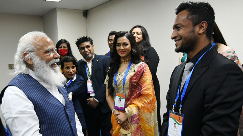 Bangladesh दौरे पर PM Narendra Modi और क्रिकेटर Shakib Al Hasan की मुलाकात
