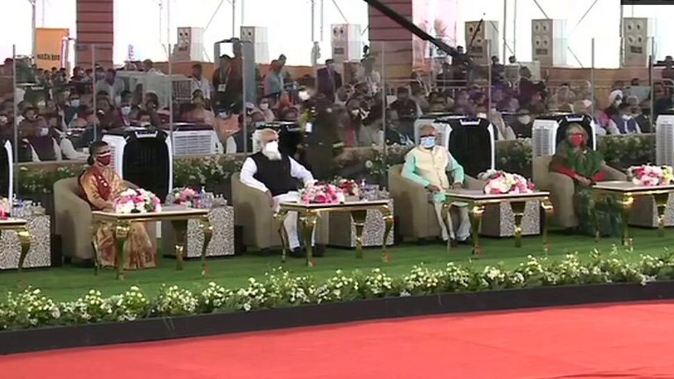PM Modi Bangladesh Visit LIVE: Dhaka के National Parade Ground पहुंचे पीएम मोदी, लोगों को करेंगे संबोधित