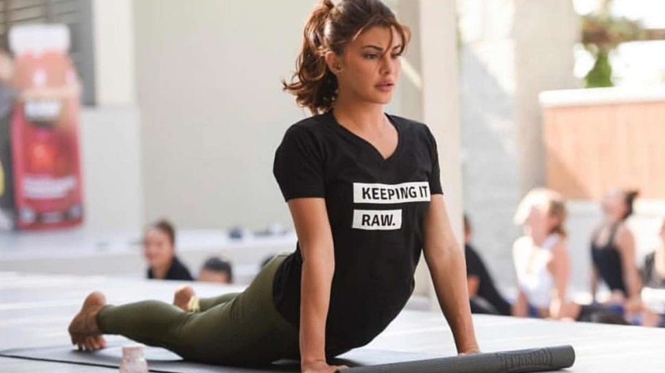 Jacqueline Yoga: क्या योग है जैकलीन फर्नांडिस की फिटनेस का राज, तस्वीरें देखकर आप भी हो जाएंगे इंस्पायर