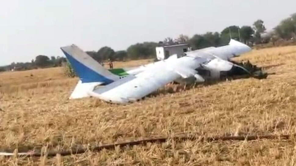 Bhopal: टेकऑफ करने के कुछ ही मिनट बाद खेत में जा गिरा Aircraft, कैप्टन समेत 3 लोग घायल