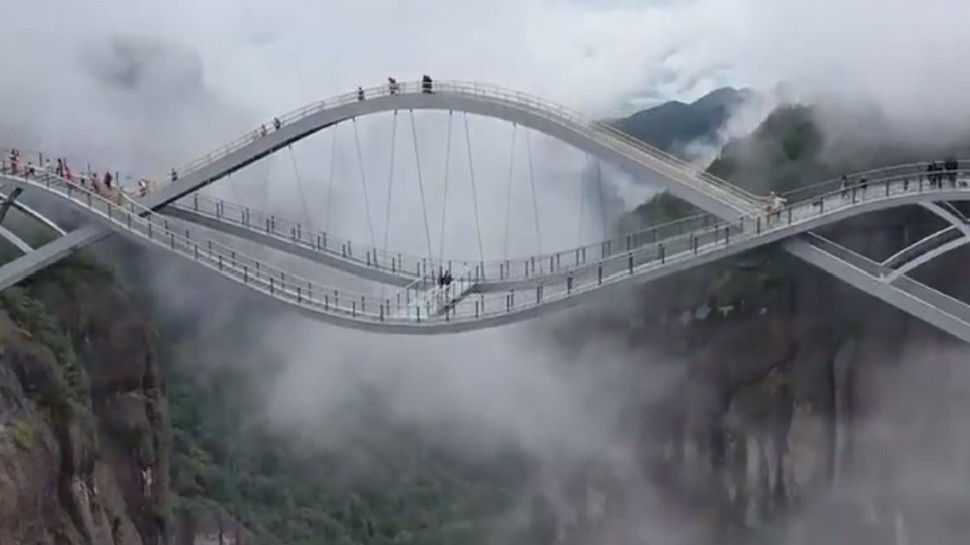 Bending Glass Bridge को देखकर भ्रम में पर्यटक, सोशल मीडिया यूजर्स ने बताया 'फर्जी'