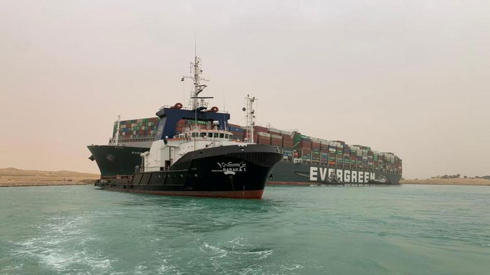 Suez Canal crisis: 5वें दिन भी फंसा हुआ है ‘Evergreen’, 2 और खास नौकाएं बुलायी गयीं