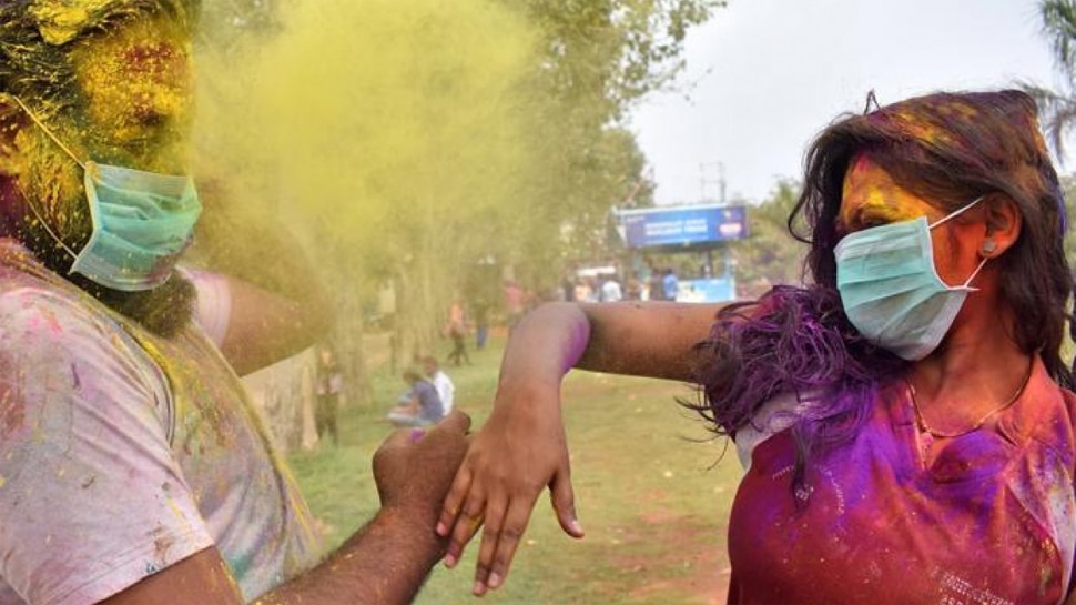 Holi 2021 celebration: Covid-19 guideline to play safe Holi, Holi 2021 Guidelines | Holi 2021 Guidelines: कोरोना को लेकर हर जगह सख्ती, होली पर मनाने से पहले जान लें अपने राज्य की