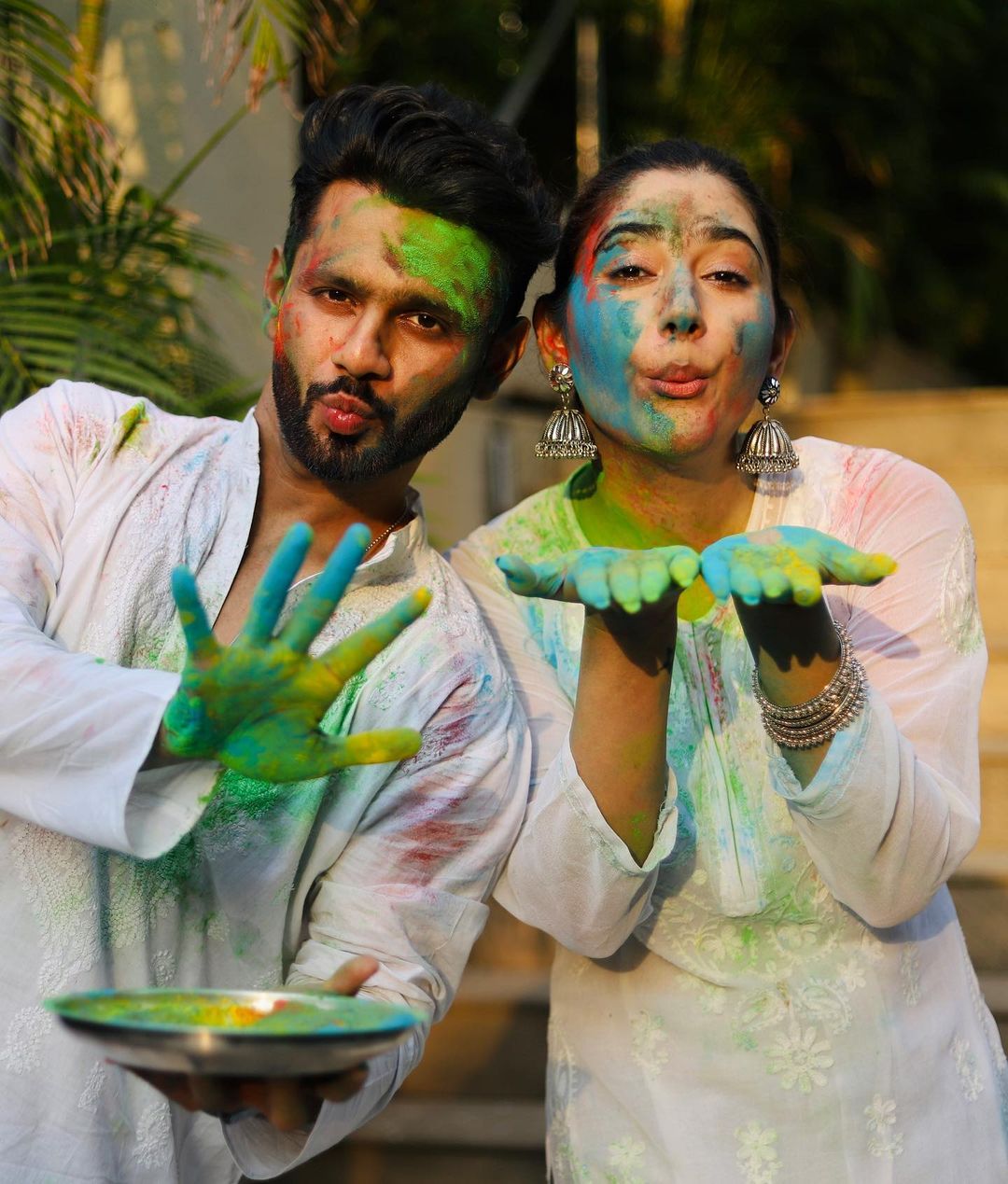 लोग दोनों को दे रहे शुभकामनाएं holi celebration of rahul disha