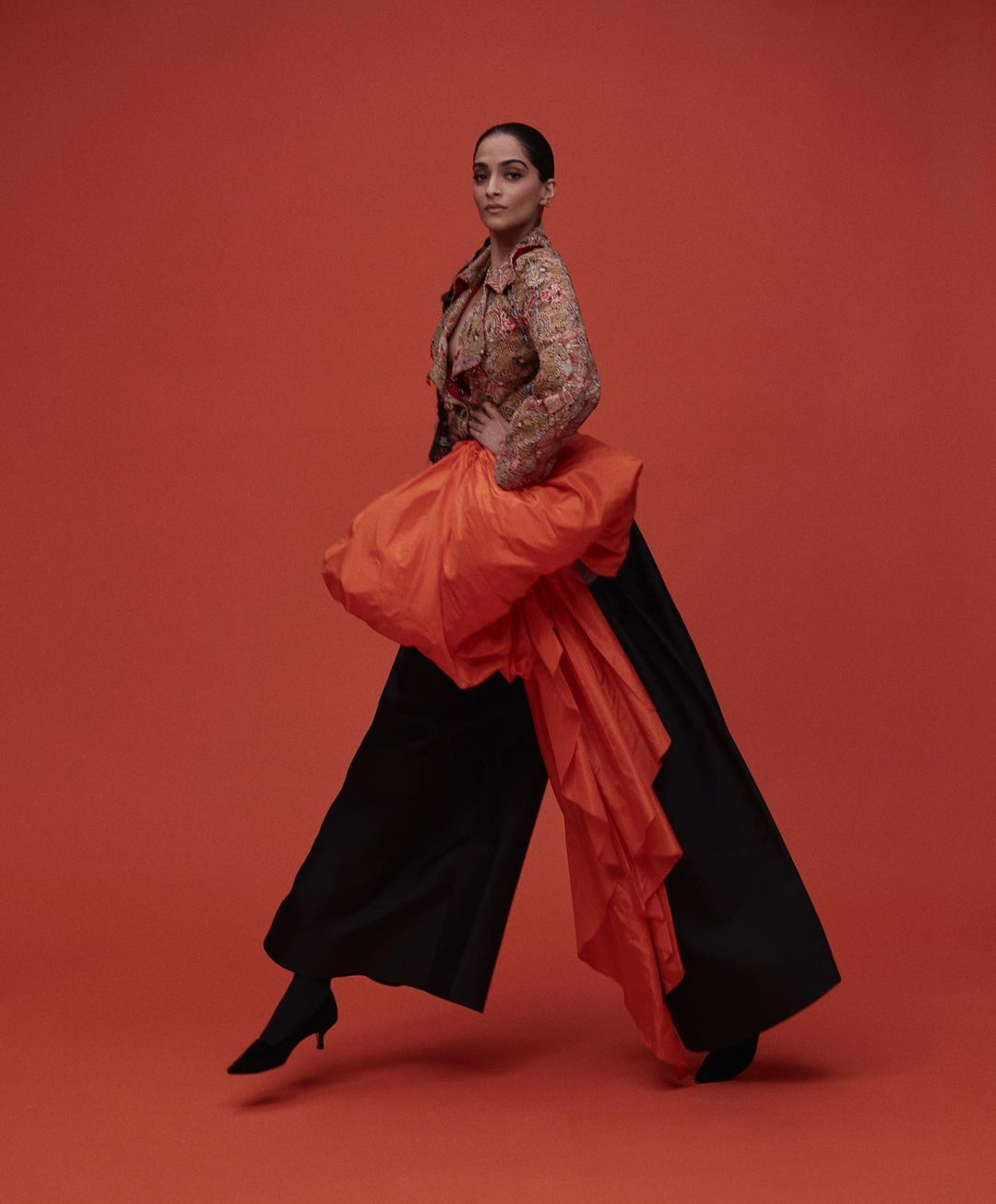 ऐसा है सोनम का ये आउटफिट Sonam kapoor new photoshoot