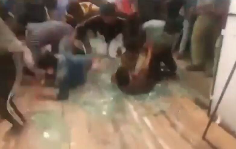 Pawan Kalyan की फिल्म के ट्रेलर लॉन्च पर बेकाबू हुई भीड़, शीशे तोड़कर थियेटर में घुसे फैंस