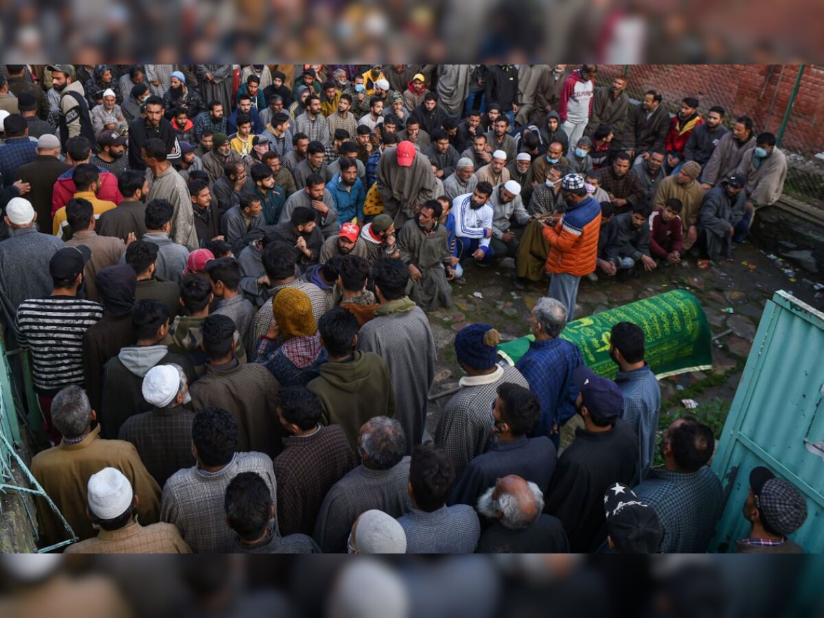 रियाज अहमद को अंतिम विदाई देने जुटे लोग (PTI फोटो)