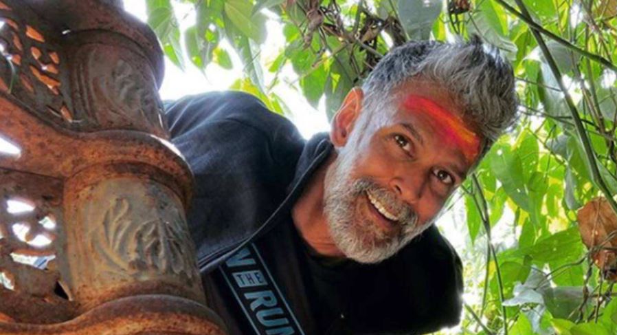 कोरोना पॉजिटिव Milind Soman ने इस अंदाज में खेली पत्नी अंकिता के साथ होली