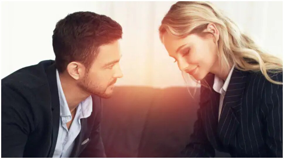 Relationship Tips: Crush के साथ Flirt करना चाहते हैं तो आजमाएं ये ट्रिक्स, जल्दी मिलेगी अटेंशन