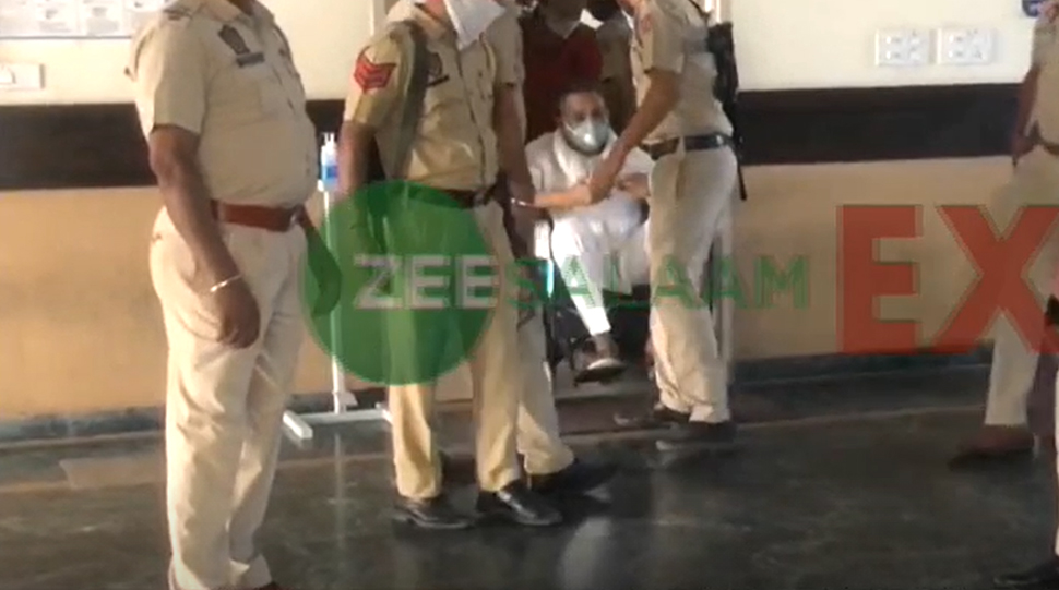 व्हील चेयर पर अदालत में लाया गया बाहुबली Mukhtar Ansari, कोर्ट ने वापस भेजा रोपड़ जेल व्हील चेयर पर अदालत में लाया गया बाहुबली Mukhtar Ansari, कोर्ट ने वापस भेजा रोपड़ जेल