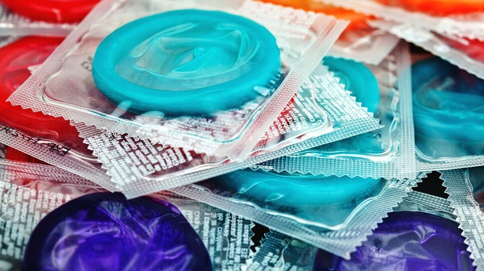 France के 96 फीसदी स्कूलों में लगी हैं Condom Vending Machines, ताकि फिर AIDS की गिरफ्त में न आए देश